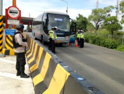 Guna Antisipasi Lonjakan Para Pemudik, Personil Sat Brimob Banten Lakukan Penjagaan di Pos Check Point
