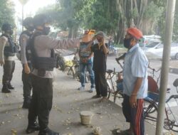 Personil Batalyon B Pelopor Satbrimob Polda Banten Lakukan Patroli Dialogis Berikan Edukasi Protokol Kesehatan di Stadion Maulana Yusuf