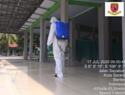Guna Melawan Corona, Sat Brimob Polda Banten Semprot Disinfektan di Ponpes Nurul Bantany