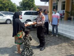 Polsek Cipocok Jaya Bagikan Puluhan Paket Sembako Untuk Masyarakat Terdampak Covid-19