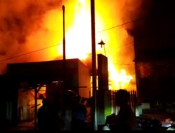 Rumah Warga Dilalap Si Jago Merah, Polsek Walantaka Bantu Evakuasi