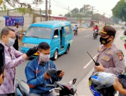 Cegah Penyebaran Covid-19, Muspika Taktakan Bagikan Masker