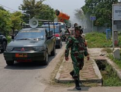 Gandeng PMI Koramil 07/Kresek Lakukan Penyemprotkan Disinfektan Sepanjang Jalan Kresek Putus Covid-19