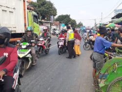 Kepadatan Lalu Lintas di Pasar Kalodran di urai Anggota Polsek Walantaka