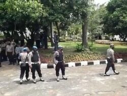 Gabungan TNI – POLRI Dan Satpol PP Bersiaga Mengawal Aksi Demo Buruh Dan Mahasiswa