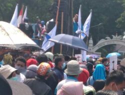 Tolak UU Ciptaker, Ribuan Buruh Aksi Depan Pendopo Bupati dan Gedung Dewan Pemkab Serang