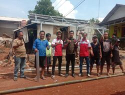 Ormas GRIB DPC Purwakarta Bersama Warga Lingkungan RW 04 Melakukan Bedah Rumah