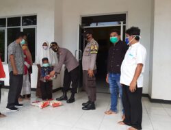Polsek Cibatu Menggelar Baksos Dengan Membagikan Sembako Kepada Warga Yang Terdampak Covid – 19