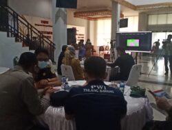 Ketua PWI Tulang Bawang Menyerahkan Piagam Anugerah Tjindarboemi Dan Pelakat Kepada Kabupaten Tulang Bawang