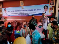 Penyerahan Paket Sembako, Polsek Serang Himbau Prokes