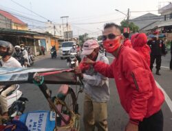 Pimpinan Anak Cabang (PAC) PDIP Karawaci Bagikan Takjil di Simpang Pasar Baru Kota Tangerang