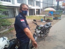 Akibat Jalan Bergelombang Seorang Wartawan Jatoh Mencium Aspal