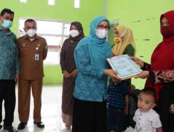 Rahmah Abdullah Serahkan 66 Keping KIA Secara Simbolis di Kecamatan Indrapuri
