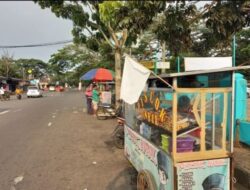 PEDAGANG KAKI LIMA (PKL) DI RANGKAS BITUNG LEBAK BANTEN JUGA KIBARKAN BENDERA PUTIH DI GEROBAK JUALANNYA