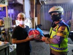 Kapolres Serang Kota Pimpin Patroli PPKM Level 4 Sembari Bagikan Paket Sembako