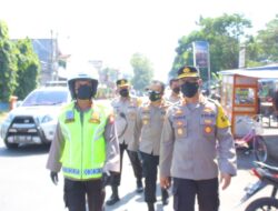 Kapolres Serang Kota Dampingi Wakapolda Banten Gelorakan Ayo Pake Masker Kepada pedagang di Pasar