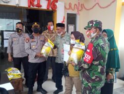 Gerai Vaksin Merdeka, Polsek Cipocok Jaya Polres Serang Kota Berikan Beras Dan Himbau Prokes