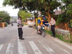 PPKM Level 4, Polsek Padarincang Bagikan Ratusan Masker