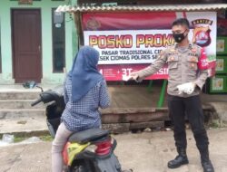 Cegah Covid-19, Polsek Ciomas Polres Serang Kota Bagikan Masker
