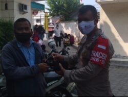 Polsek Serang Polres Serang Kota Bagikan Masker Ke Nasabah Bank