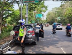 Patroli, Sat Lantas Polres Serang Kota Polda Banten Himbau Kendaraan yang Parkir di Bahu Jalan