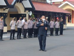 Kabid Humas Polda Banten Berikan Simulasi Manajemen Media Dalam Pelayanan Aksi Unjuk Rasa Dalam Apel Pagi Polres Serang Kota