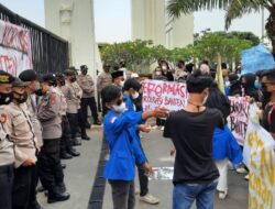 Polres Serang Kota Polda Banten Gelar Pengamanan Aksi Unras PMII Secara Humanis