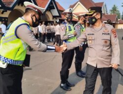 Ringkus Pelaku Pencurian, Kapolres Serang Kota Polda Banten Berikan Reward Kepada Tiga Personel Satlantas