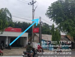 Tiang PT Link Net Firts Media Dipurwakata Diduga Tak Memiliki Izin Dan Banyak Terpasang Dijalan