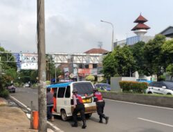 Patroli Bersepeda Satsamapta Polres Serkot Polda Banten Bantu Mobil Mogok