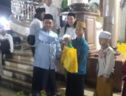 Berkah Ramadhan H.Sadunih Ketua SC Masjid Jami Nurul Islam Berikan Santunan Yatim dan Du’afa