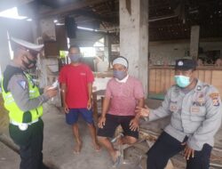 Personil Polsek Kramatwatu Polresta Serkot melaksanakan patroli dialogis serta pemberian Masker