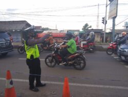 Personil Lalu Lintas Polsek Kramatwatu Polresta Serkot edukasi kamseltibcar lantas kepada masyarakat