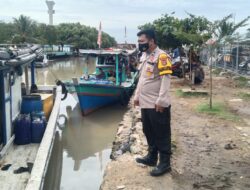 Personil Polsek Kasemen Polresta Serkot Patroli Tempat Wisata Pantai Gope