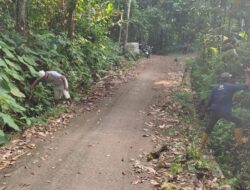 Bhabinkamtibmas Polsek Baros Polresta Serkot Laksanakan Gotong Royong Di Desa Cisalam