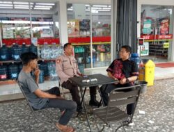 Patroli ke Minimarket Personil Polsek Pabuaran Polresta Serkot Sampaikan Pesan Kamtibmas