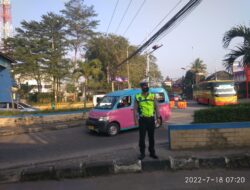Anggota Lantas Polsek Cipocok jaya polresta Serkot Pengaturan Antisipasi Kemacetan di depan Terminal pakupatan