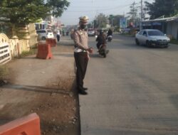Kanit Lantas Lantas Polsek Cipocok jaya polresta Serkot lakukan strongpoint Lancarkan Arus Lalu Lintas