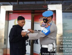 Tetap Pastikan Prokes,Piket Polsek Cipocok Jaya Polresta Serkot Bagikan Masker kepada Tamu Polsek