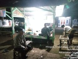 Sambangi Warga dan Poskamling, Bhabinkamtias Sukawana Polsek Curug Polresta Serkot Ajak Warga Aktifkan Poskamling