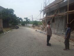 Anggota Polsek Kramatwatu Polresta Serkot Menyampaikan Pesan Kamtibmas Kepada Warga Desa Margasana