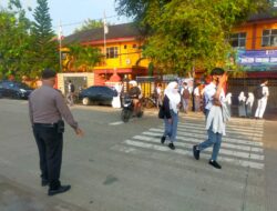 Personel Polsek Kasemen Polresta Serkot Melakukan Pengaturan Lalu Lintas Pagi Hari