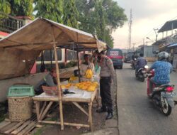 Polsek Ciomas Polresta Serkot Patroli Siang Hari, Sampaikan Pesan Kamtibmas Kepada Pedagang Timun Suri