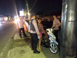 Anggota Polsek Baros Polresta Serkot Menghimbau Kepada Pengendara Sepeda Motor Menggunakan Helm