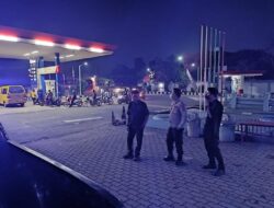 Anggota Polsek Cipocok Jaya Polresta Serkot Patroli Malam ke SPBU
