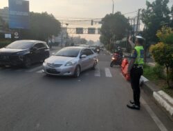 Antisipasi Kemacetan pada Hari Sekolah, Satlantas Polresta Serkot Melaksanakan Pengaturan Arus Lalu Lintas