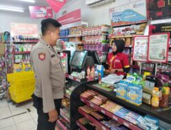 Patroli ke Minimarket, Personil Polsek Pabuaran Polresta Serkot Sampaikan Pesan Kamtibmas