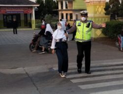 Awal Masuk Sekolah, Kanit Lantas Polsek Taktakan Polresta Serkot Atur Lalu Lintas di SMAN 3