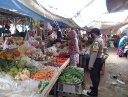 Sambangi Pasar Tradisonal di lakukan Personel Polsek Pabuaran Polresta Serkot Sampaikan Himbuan Prokes