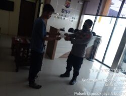 Pastikan Taat Prokes, Piket Polsek Cipocok Jaya Polresta Serkot Bagikan Masker Kepada Warga